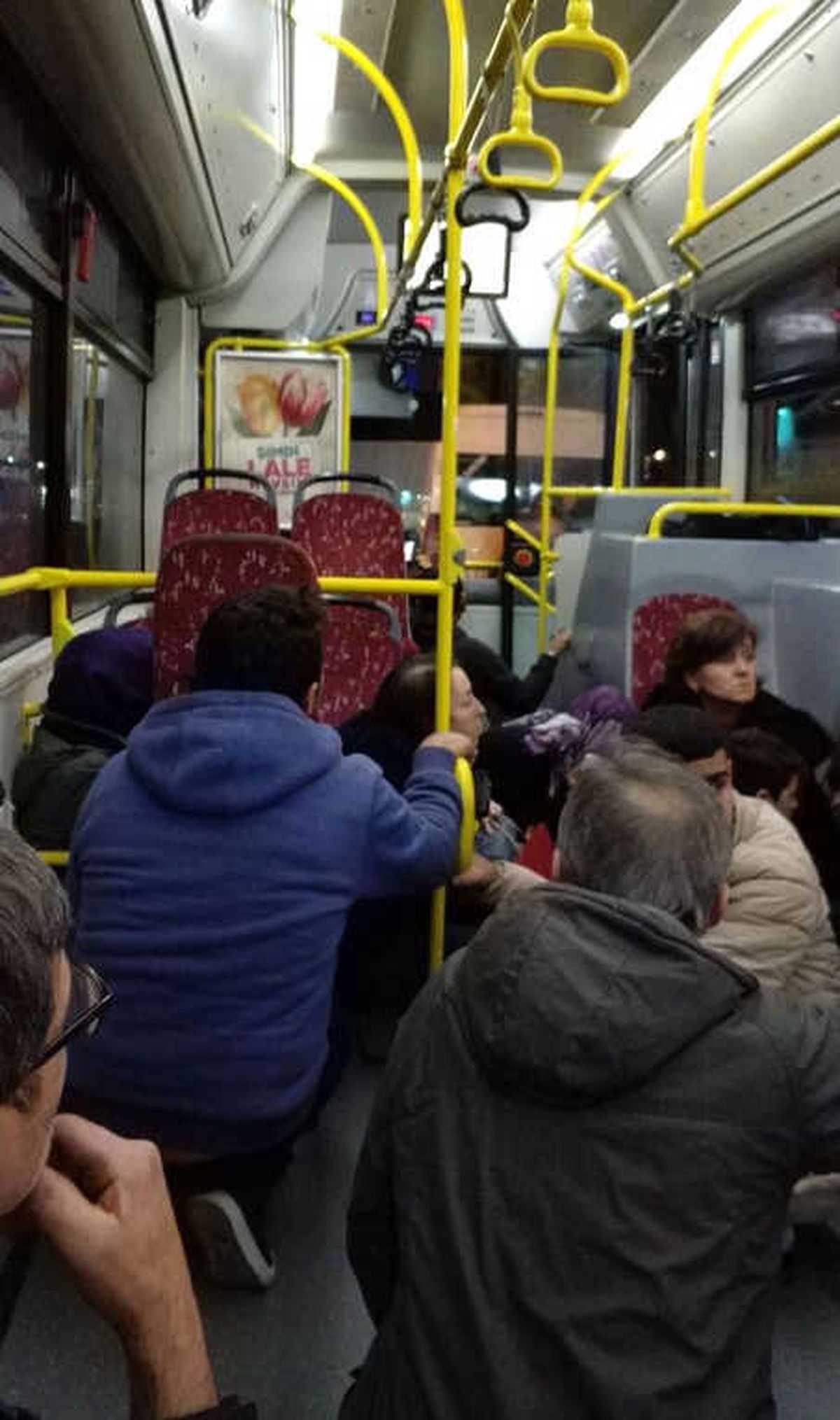Bağcılar\'da Silahlı Saldırı, Halk Otobüsü Kurşunların Hedefi Oldu