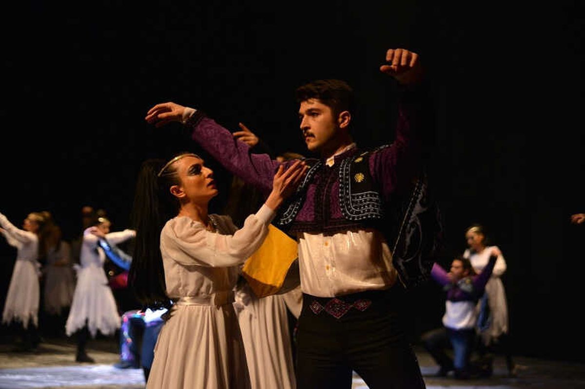 Bahar, Halk Dansları ile Karşılandı