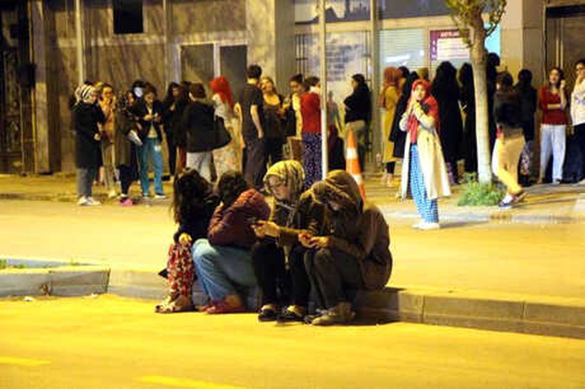 Bolu\'da Gece Yarısı Korkutan Deprem! Vatandaşlar Sokağa Döküldü