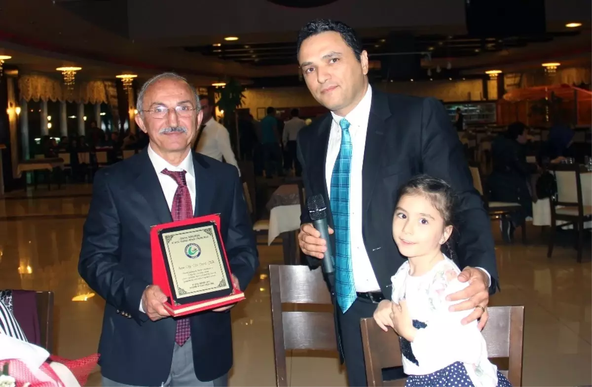 Emekli Olan Öğretim Görevlisine Plaketli Veda