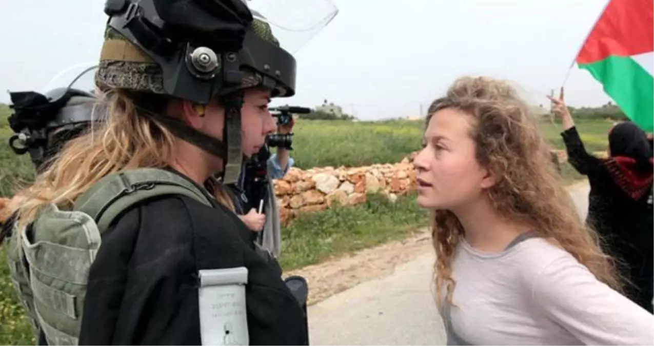 Filistinli Kız Ahed Tamimi Sorgulanırken İsrail Askerinin Tacizine Uğramış