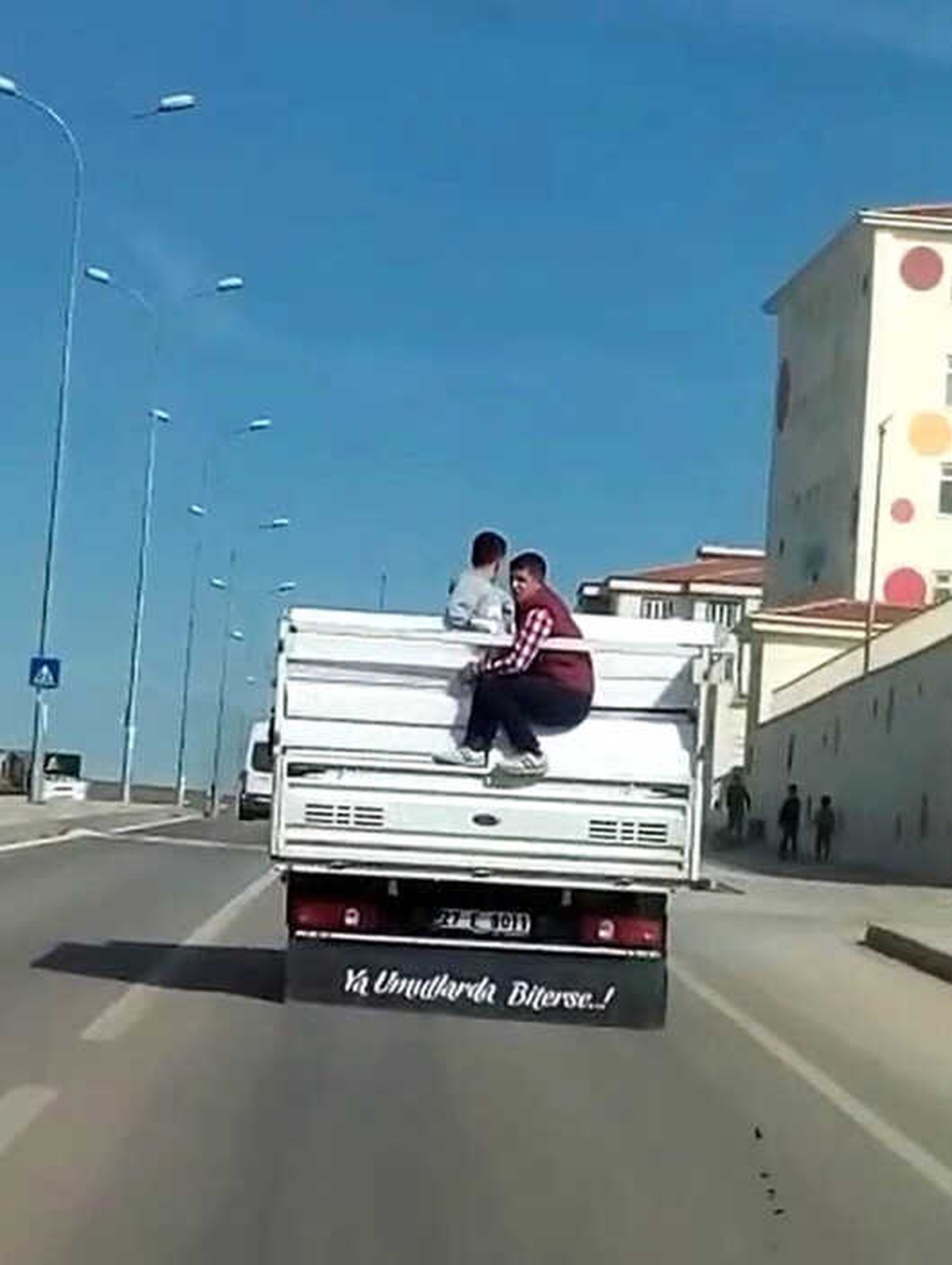 Kamyonet Kasasında Tehlikeli Yolculuk