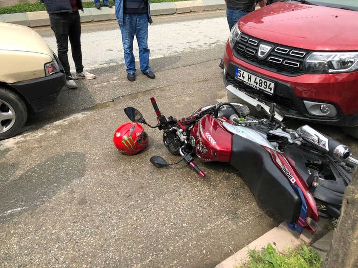 Kontrolsüz Dönüş Yapmak İsteyen Otomobil Motosiklete Çarptı: 1 Yaralı