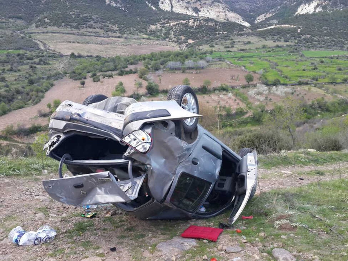 Manisa\'da Yoldan Çıkan Otomobil Uçuruma Yuvarlandı: 4 Yaralı