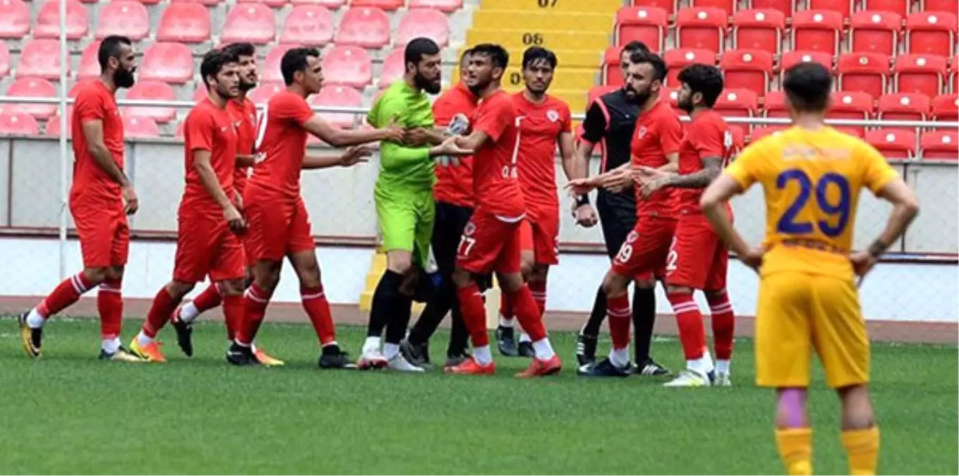 Mersin İy Kalecisi, 4. Gol Sonrası Sahayı Terk Etti