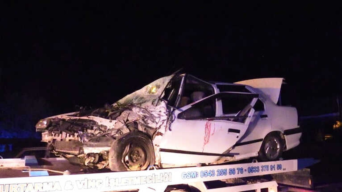 Otomobil ile İşçi Servisi Çarpıştı: 3\'ü Ağır 17 Yaralı