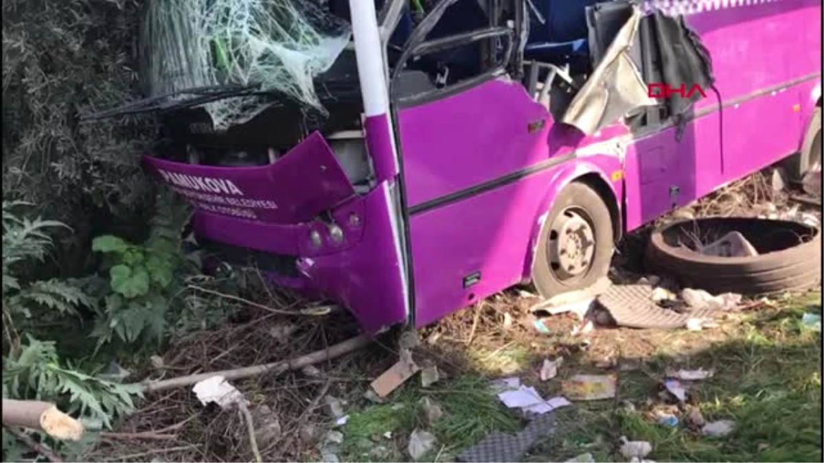 Sakarya Lastiği Patlayan Halk Otobüsü Üst Geçide Çarptı: 14 Yaralı