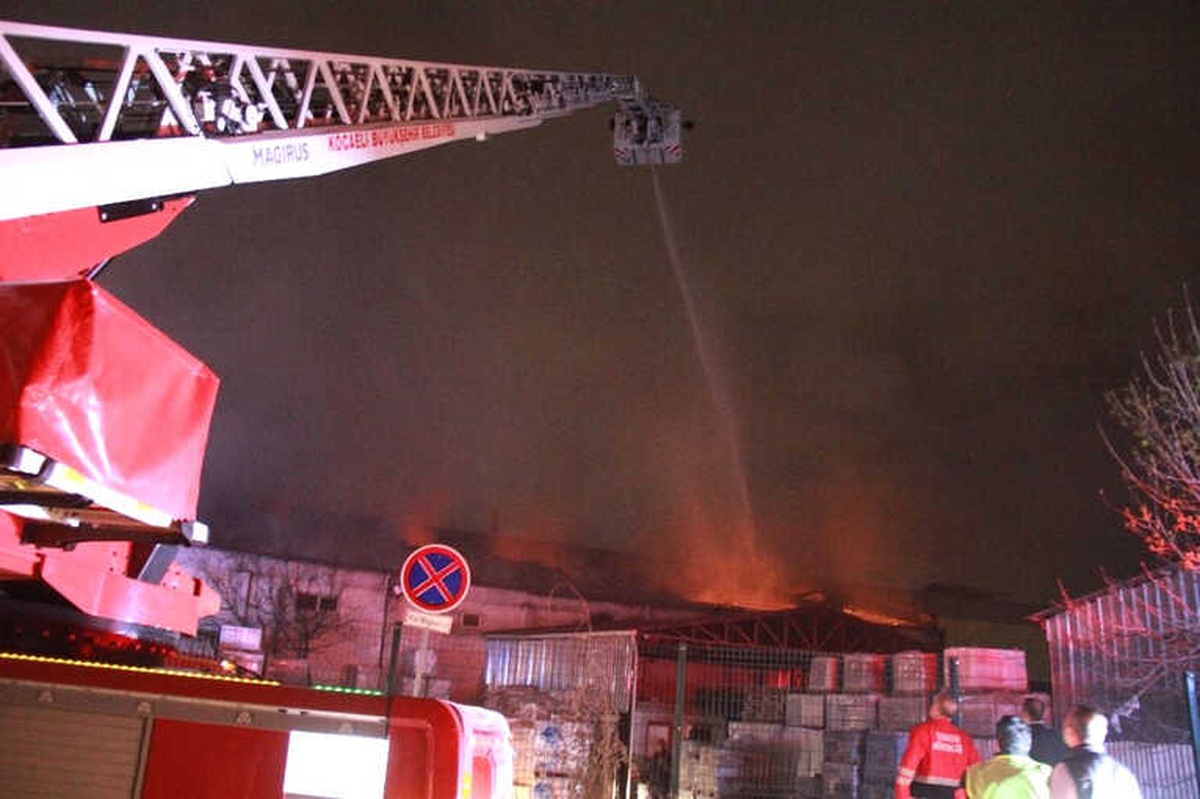 Seramik Fabrikasının Çatı ve Deposu Alev Alev Yandı