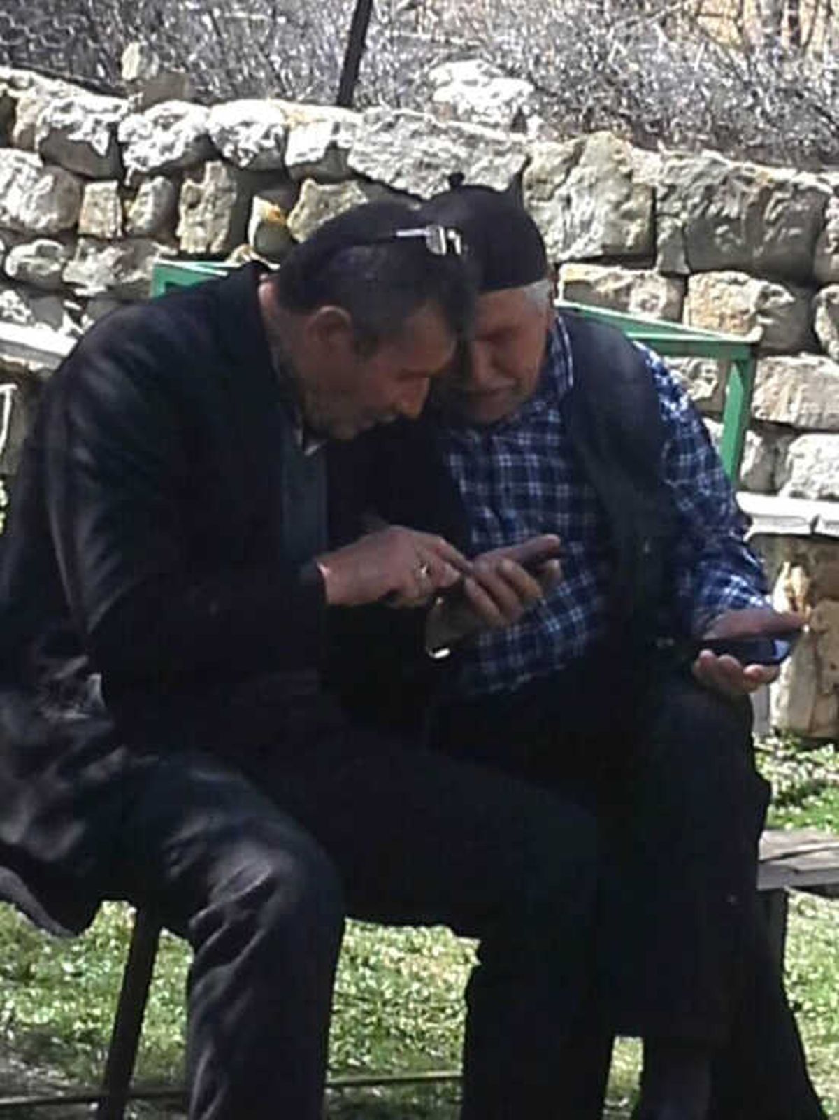 Sivaslı Amcaların Akıllı Telefonla İmtihanı