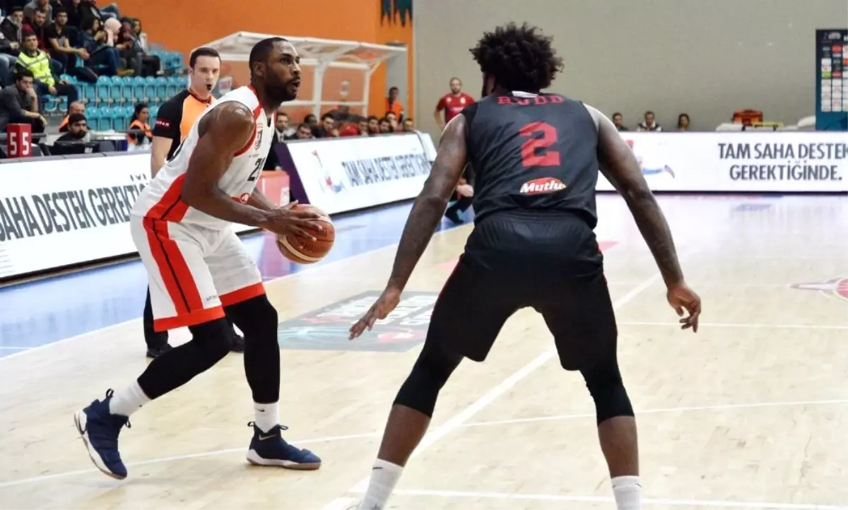 Tahincioğlu Basketbol Süper Ligi: Gaziantep Basketbol: 68 - Muratbey Uşak: 65