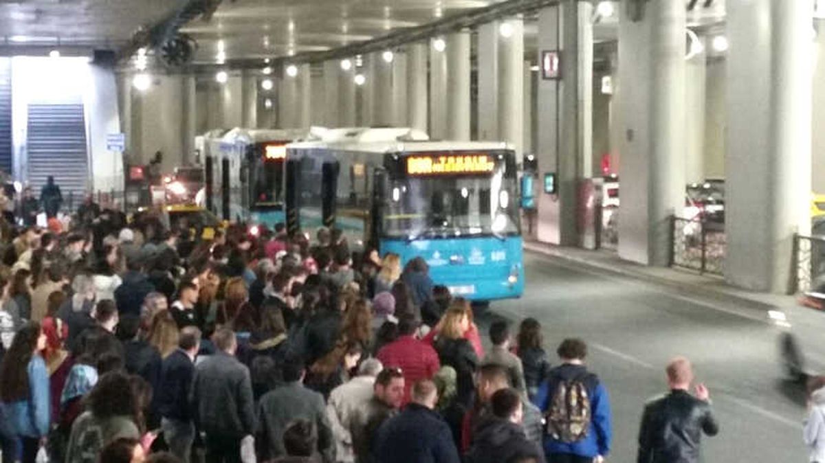 Taksim\'de Otobüs Durağında İnsan Seli