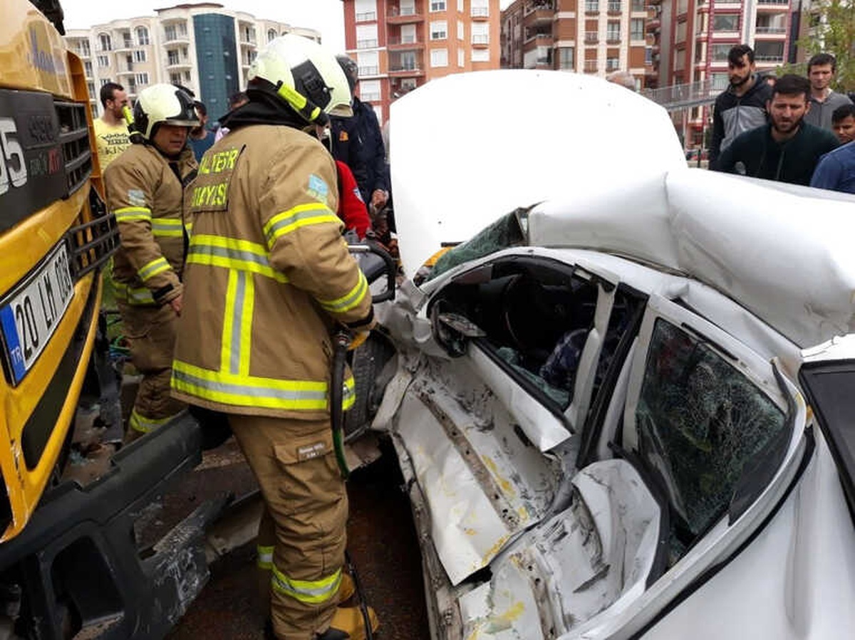 Tır ile Otomobil Çarpıştı: 2 Yaralı