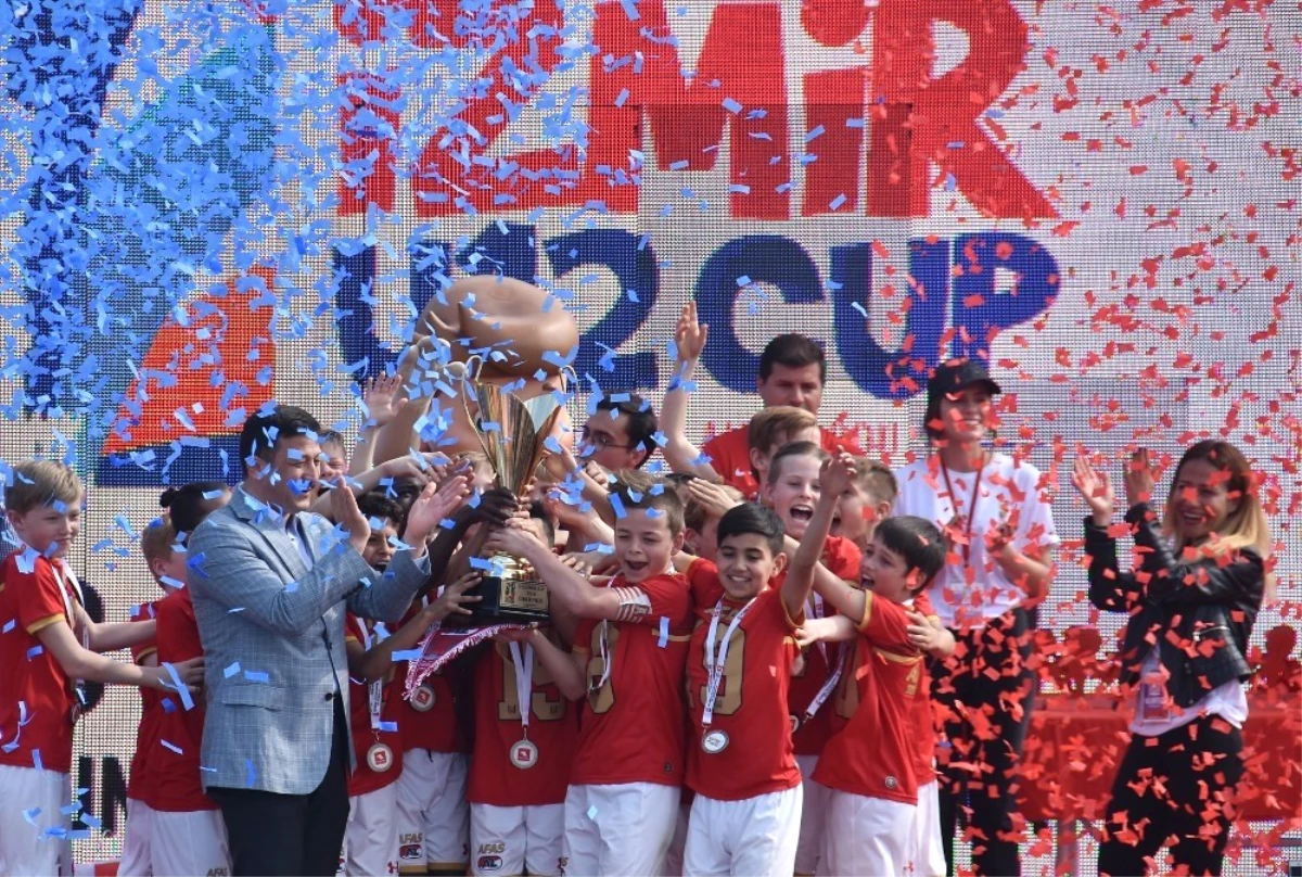 U12 İzmir Cup\'ta Hollanda Derbisinin Şampiyonu Az Alkmaar