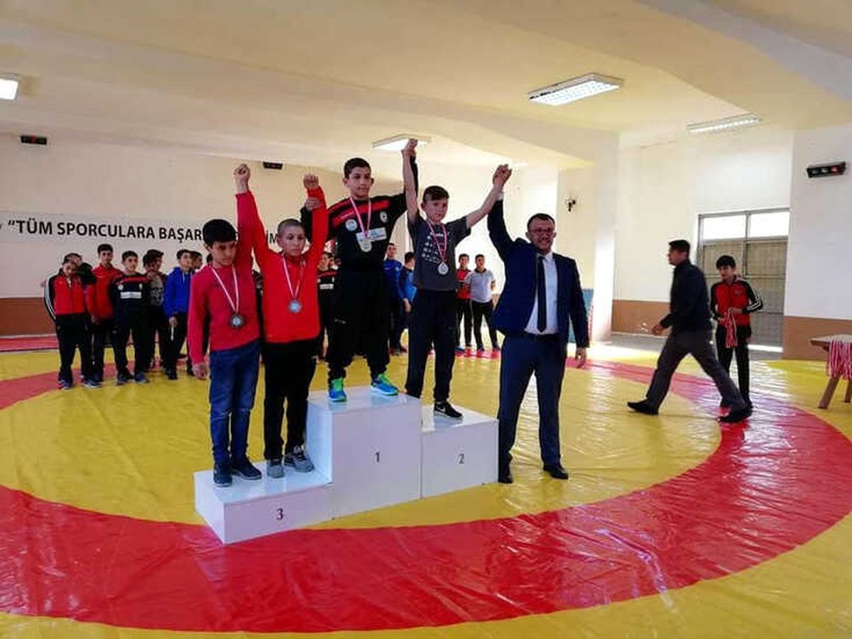 Umurbey Güreş Takımı Şampiyon