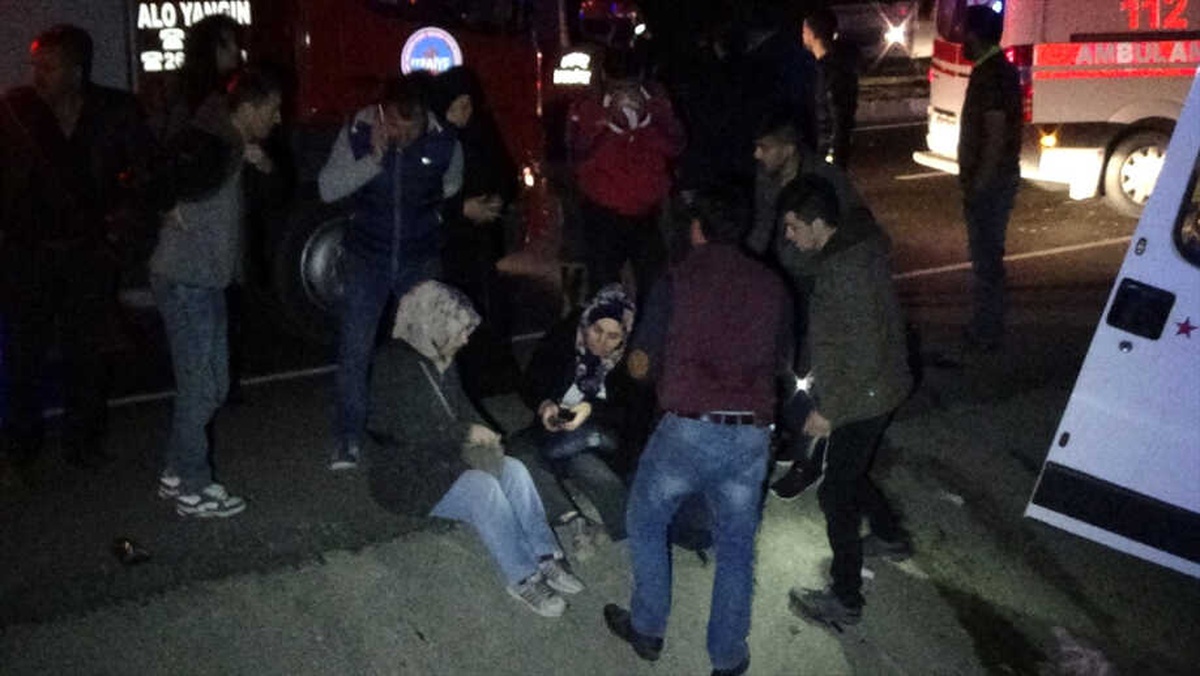 Uşak\'ta Zincirleme Trafik Kazası: 16 Yaralı