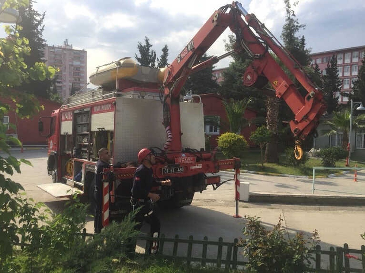 5 Metre Derinlikteki Kanalizasyona Düşen Yavru Kedi Kurtarıldı