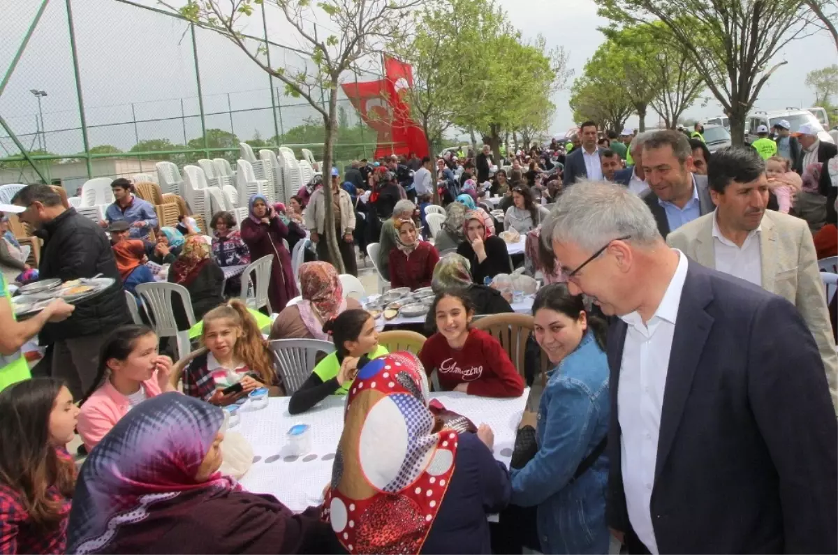 Başkan Yaralı Paşaköy\'de Hayır Yemeğine Katıldı