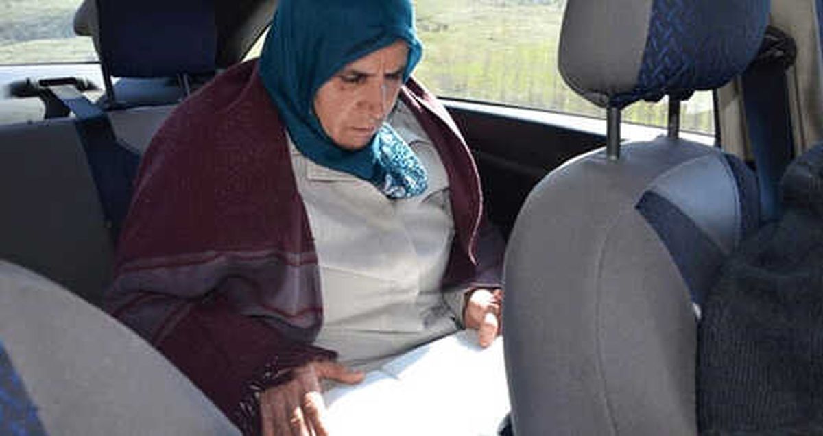 60 Yaşındaki Kadının Okuma Azmi! Önce İneğini Sağıyor Sonra Kursa Gidiyor