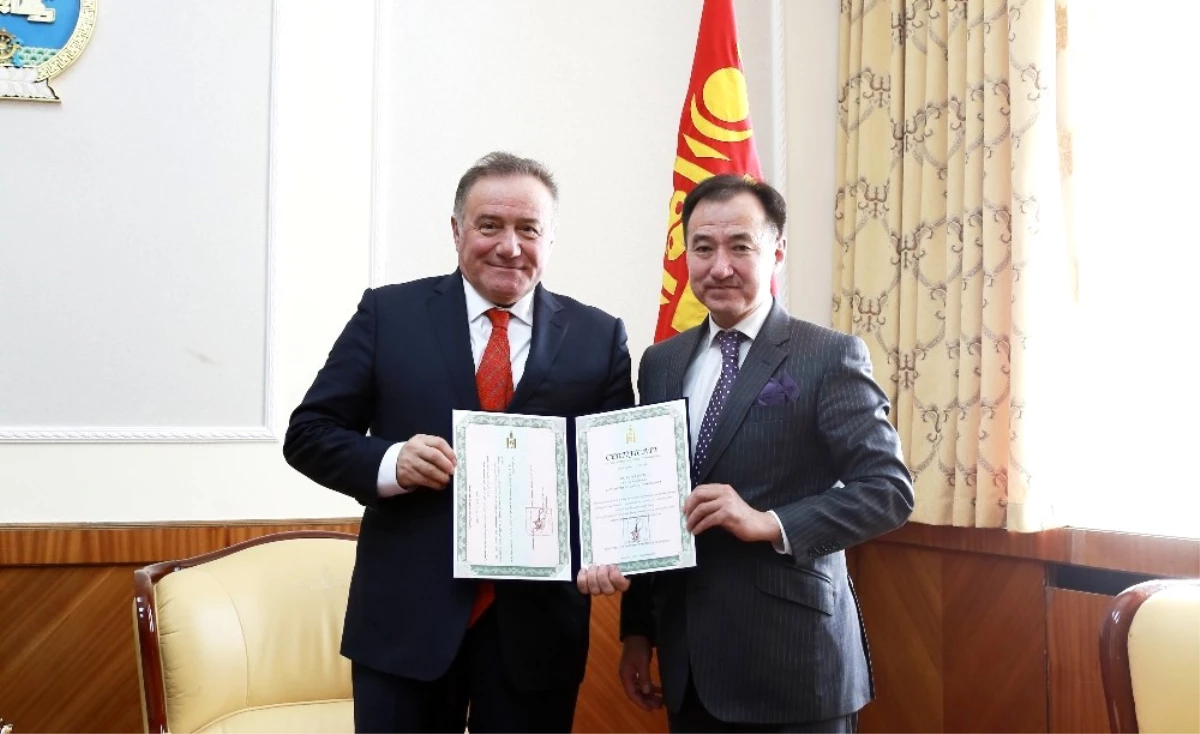Enver Yücel\'e "Moğolistan Kültür Elçiliği Nişanı" Verildi