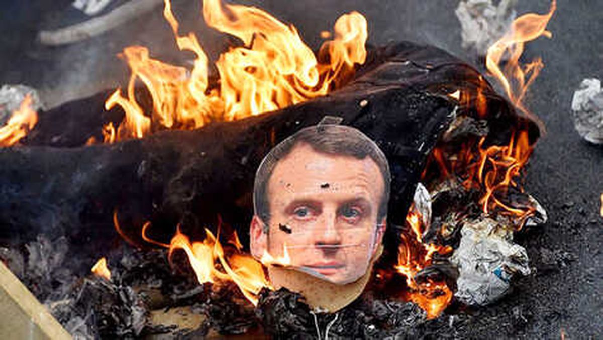 Fransa\'daki Protestolarda Macron\'un Maketi Yakıldı