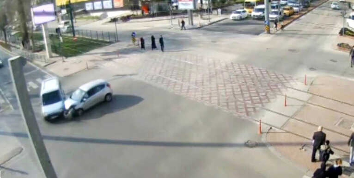 Gaziantep\'te Kurallara Uymayan Otomobilin Kaza Anı Kamerada