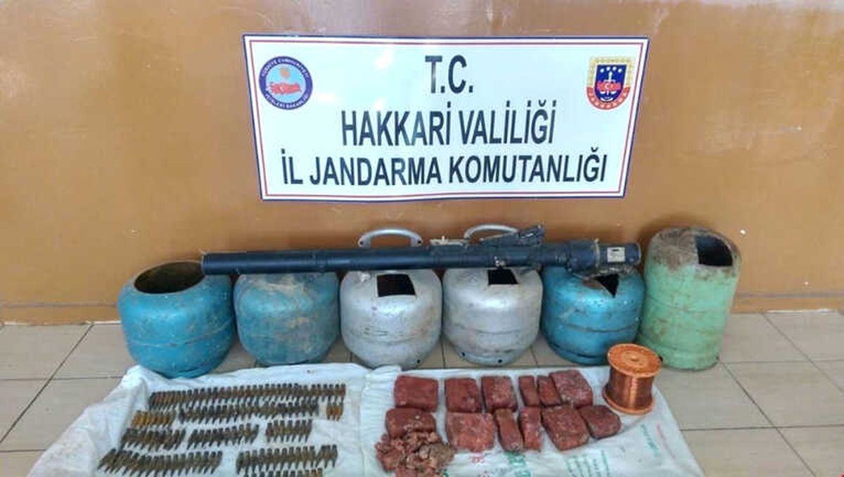 Hakkari Valiliği: "Çukurca\'da Sa-18 Füze Gövdesi ile Patlayıcılar Ele Geçirildi"