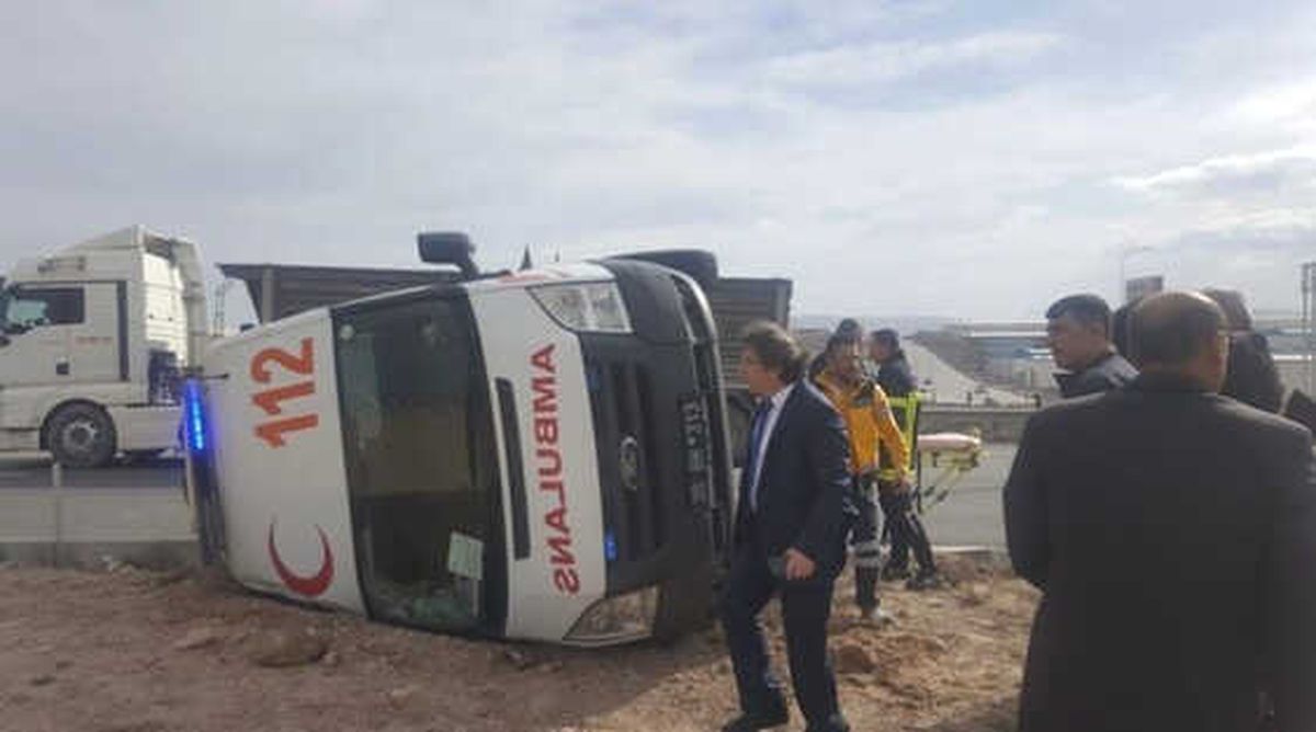 Hamile Kadını Taşıyan Ambulans Devrildi: 6 Yaralı