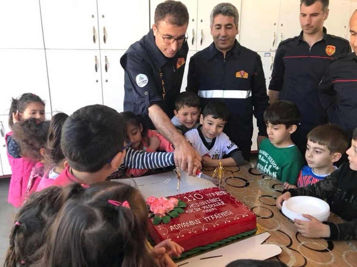 İtfaiyeciler Minik Misafirlerine Pasta İkram Etti