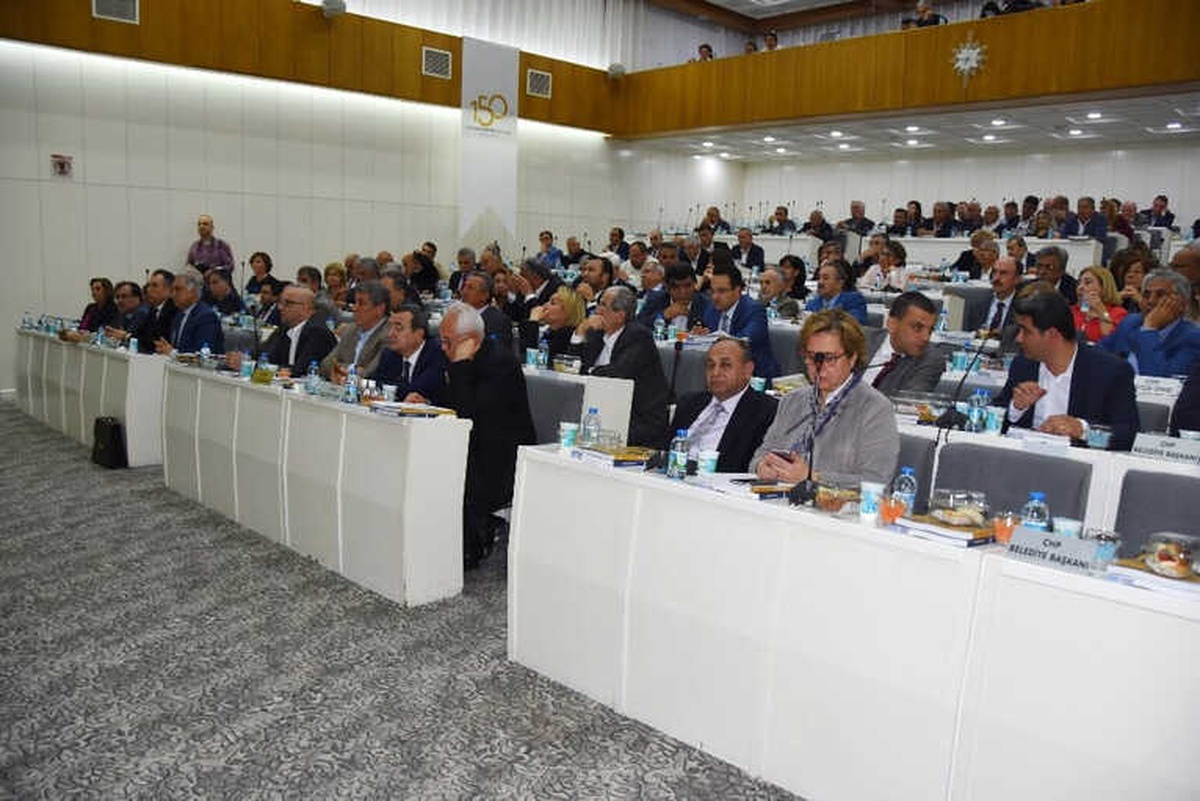 İzmir Büyükşehir Belediye Meclisinde Denetim Raporu Tartışması