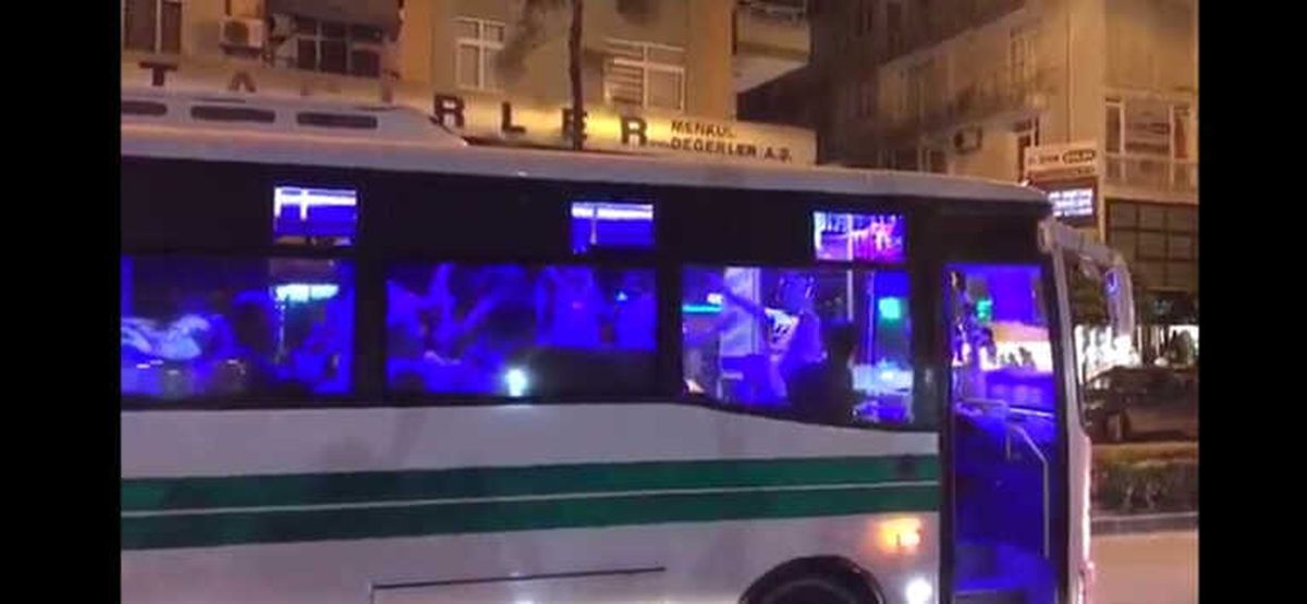 Karnavala Doyamayanlar Otobüste Dans Etti