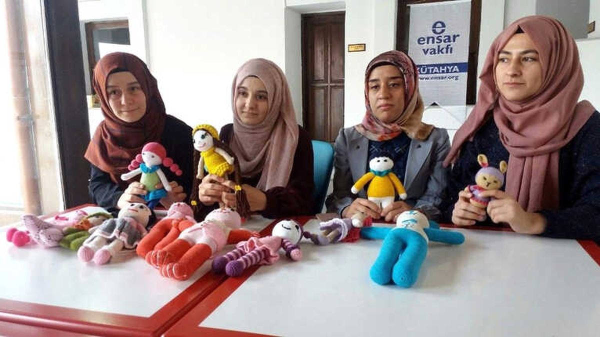 Kütahya\'dan Savaş Mağduru Suriyeli Çocuklara Örgü Bebek