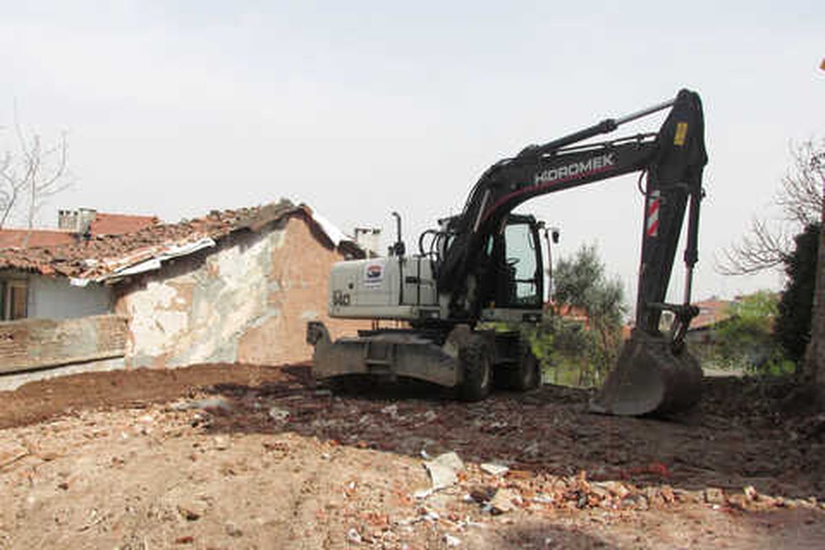 Metruk Binalar Tek Tek Yıkılıyor