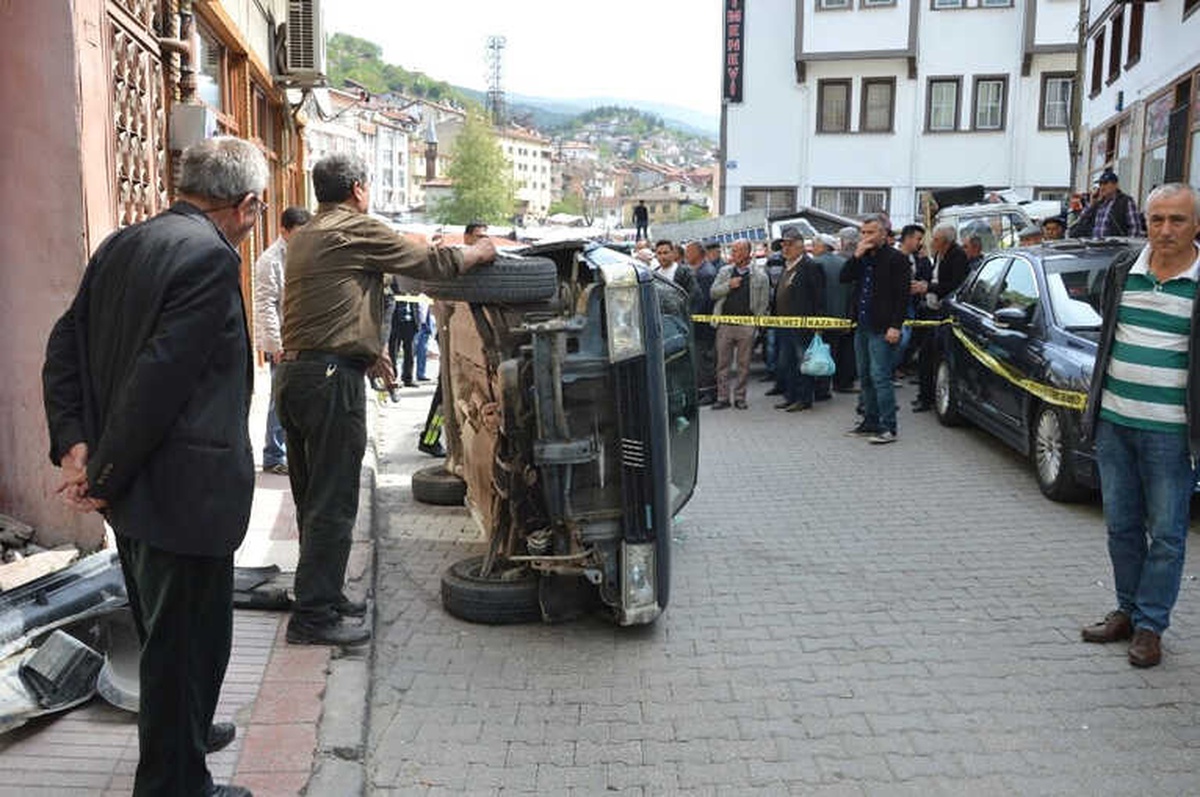 Niksar\'da Otomobil Kaldırıma Çarpıp Yan Yattı: 2 Yaralı