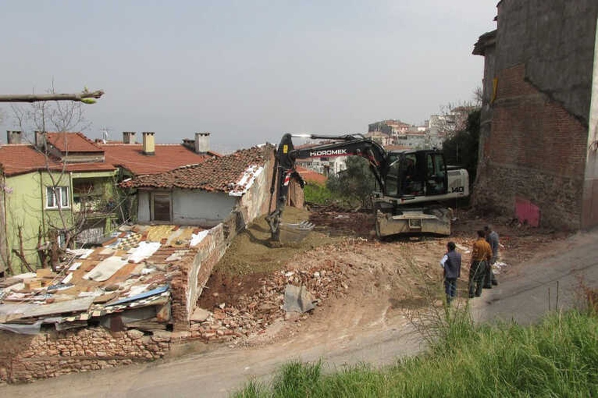 Osmangazi\'de Metruk Bina Temizliği