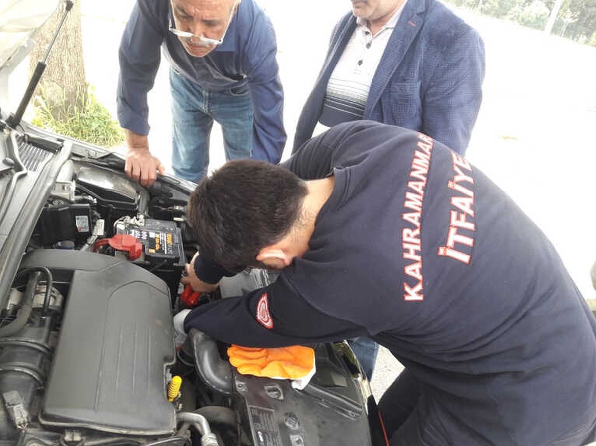 Otomobilin Motor Kısmına Sıkışan Kedi İçin İtfaiye Seferber Oldu