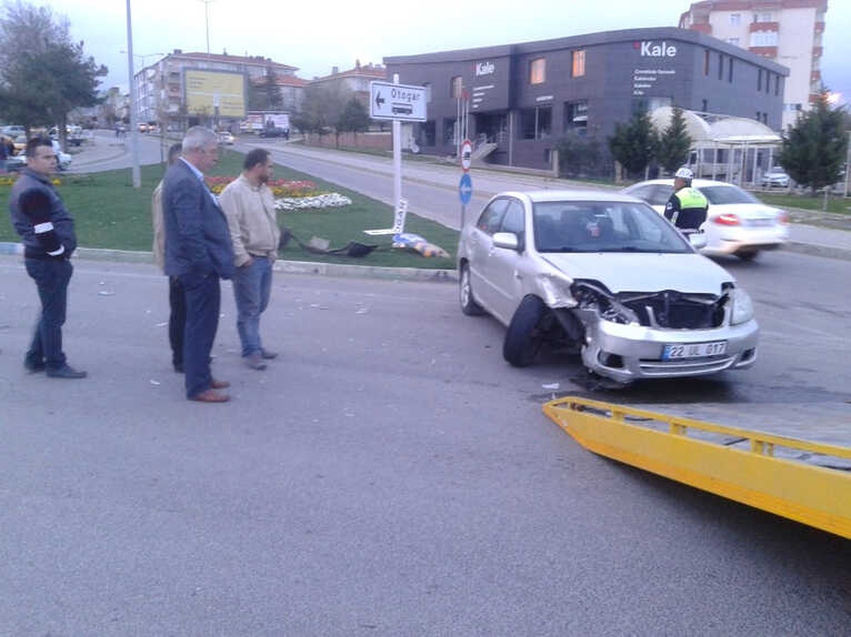 Otomobiller Kafa Kafaya Çarpıştı: 1 Yaralı