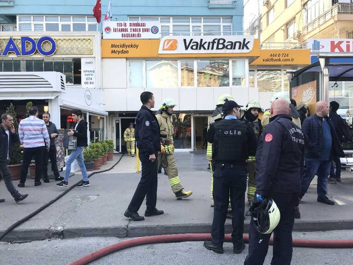 Mecidiyeköy\'de İş Hanında Yangın Paniği