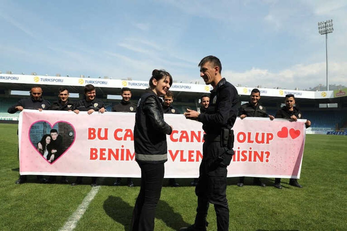 Polis Haftası Etkinliğinde İlginç Evlilik Teklifi