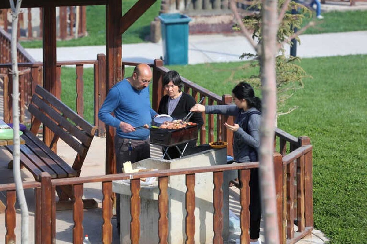Sivas\'ta Hafta Sonu Piknik Alanları Doldu Taştı