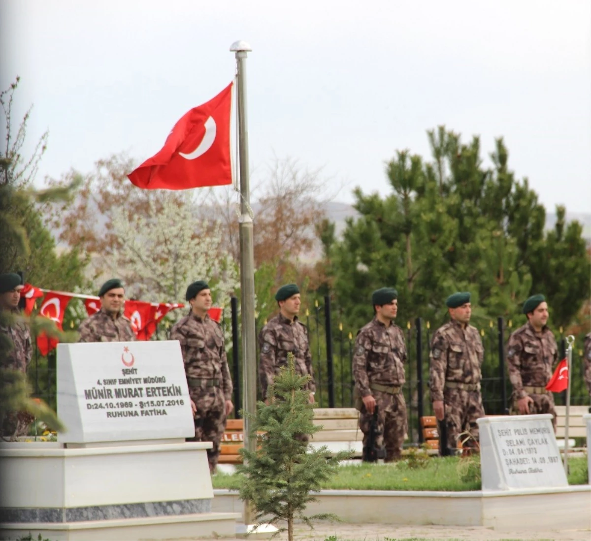 Sivas\'ta Şehit Polislerin Mezarlarına Karanfil Bırakıldı
