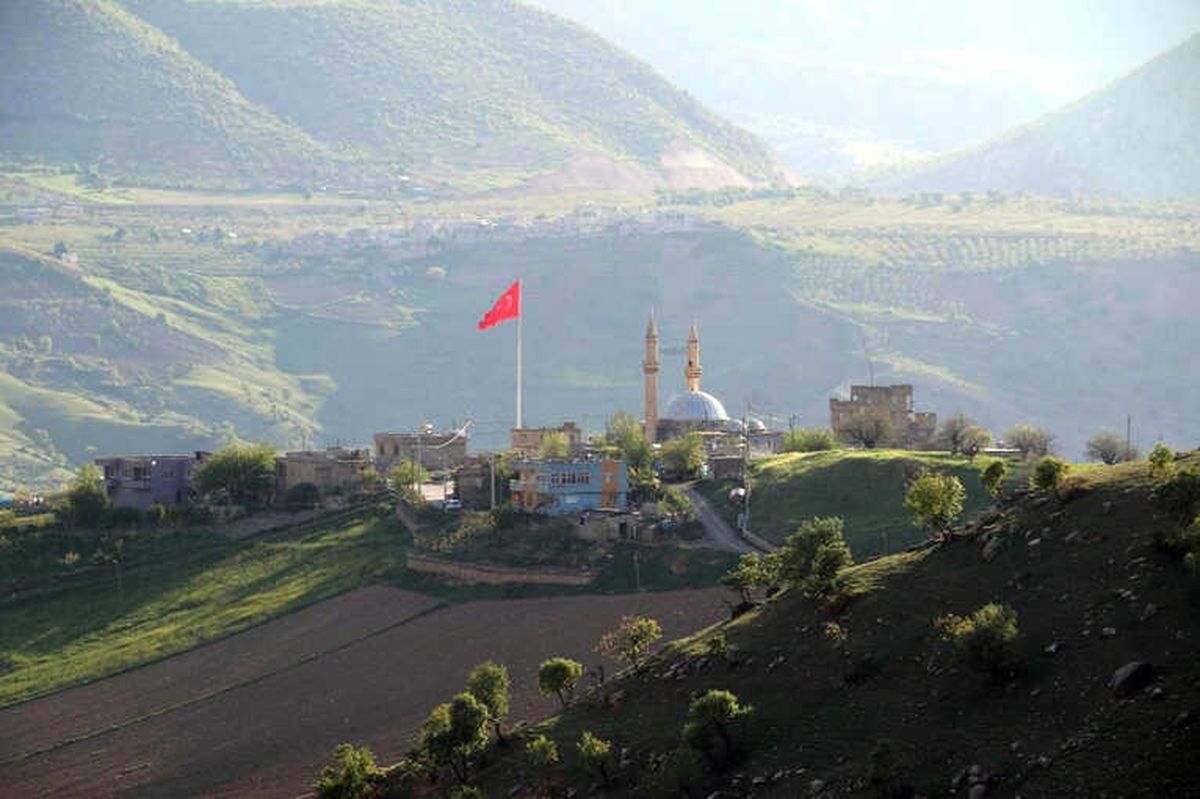 Teröristlerden Temizlenen Dağlarda Dev Türk Bayrağı Dalgalanıyor