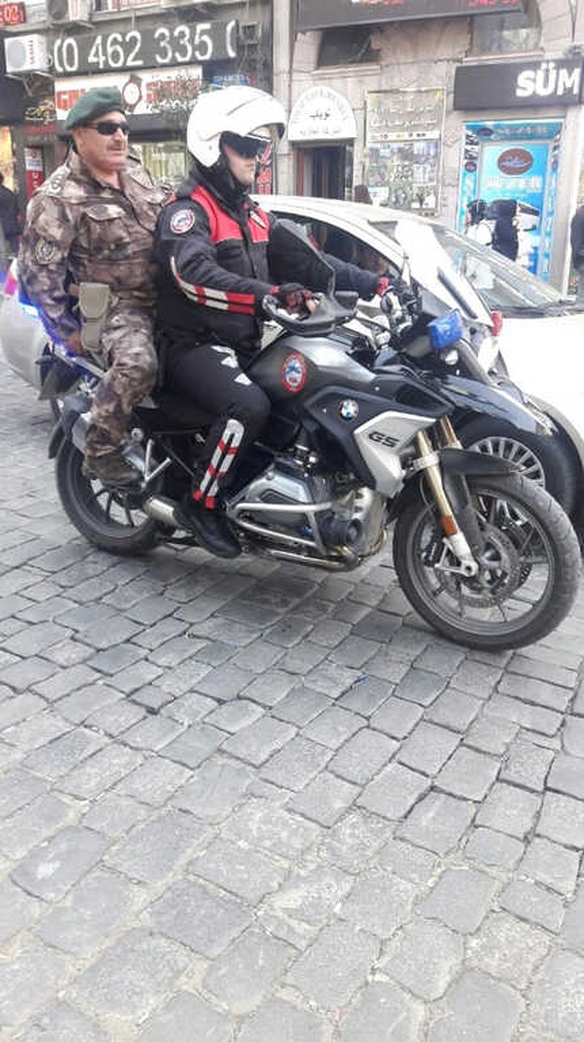 Trabzon Emniyet Müdürü Orhan Çevik Özel Harekat Polisleri\'nin Kamuflajını Giyip Yunuslarla Devriye...