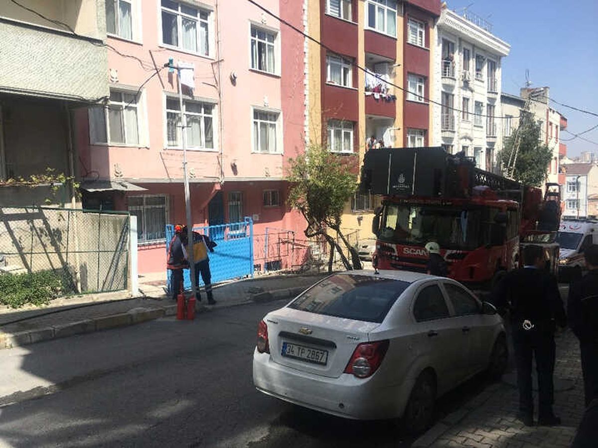 Yangında Mahsur Kalanları İtfaiye Kurtardı