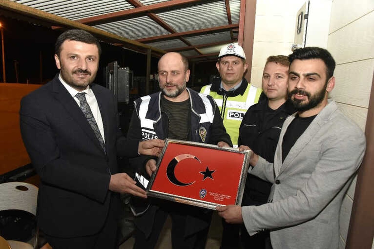 AK Parti\'den Nöbet Tutan Polislere Tatlı Sürprizi