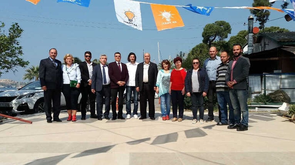 AK Parti Foça İlçe Teşkilatı Mazbatasını Aldı