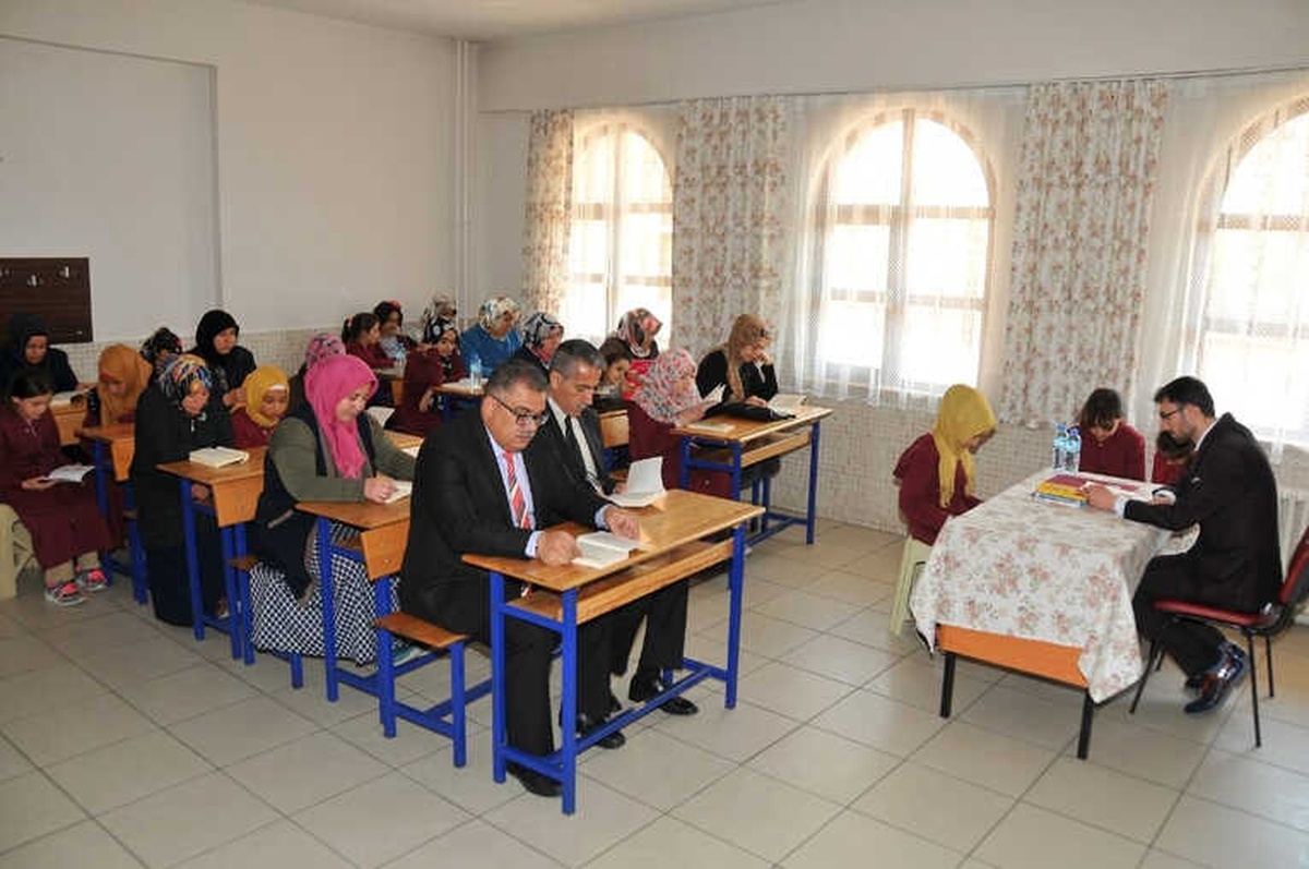Akşehir\'de Aileler Çocuklarıyla Birlikte Kitap Okudu