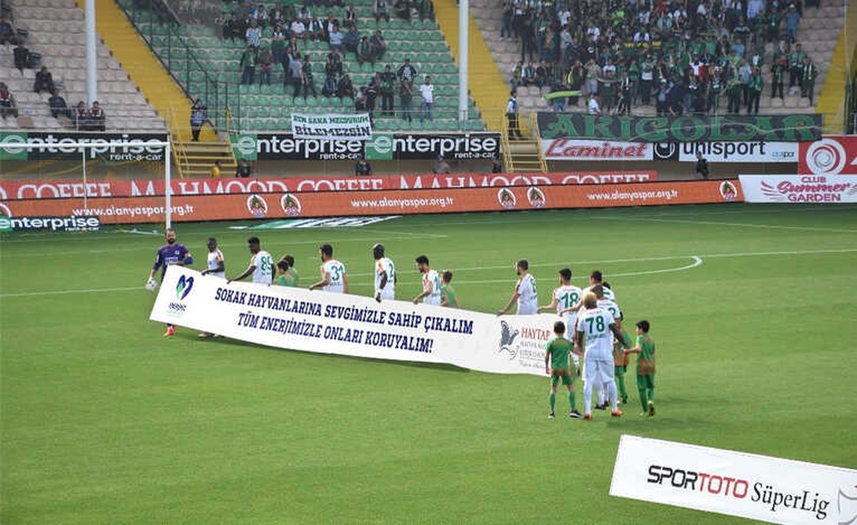Alanyaspor Sokak Hayvanlarına \'Sahadan\' Destek Verdi