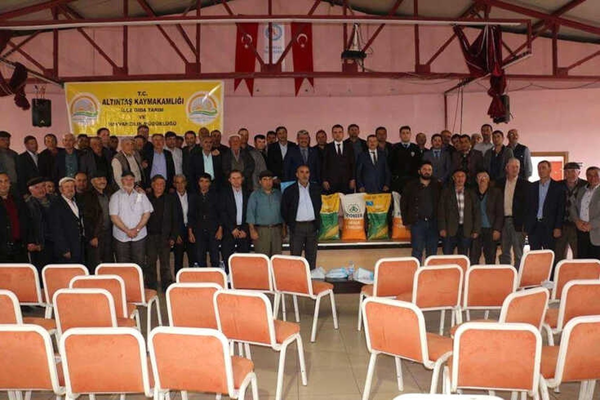 Altıntaş\'ta Üreticilere Nohut ve Mısır Tohumu Dağıtıldı