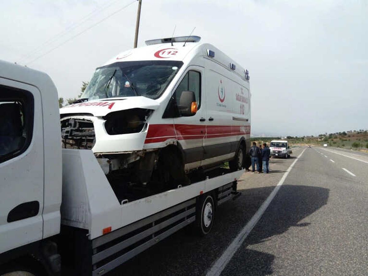 Ambulans ile Minibüs Çarpıştı: 6 Yaralı