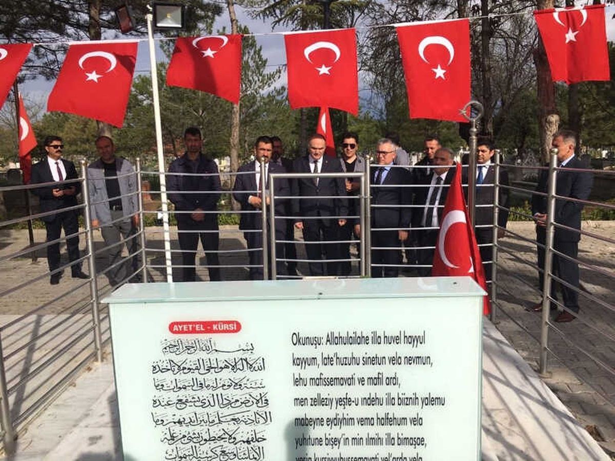 Bakan Özlü, Ömer Halisdemir\'in Mezarını Ziyaret Etti